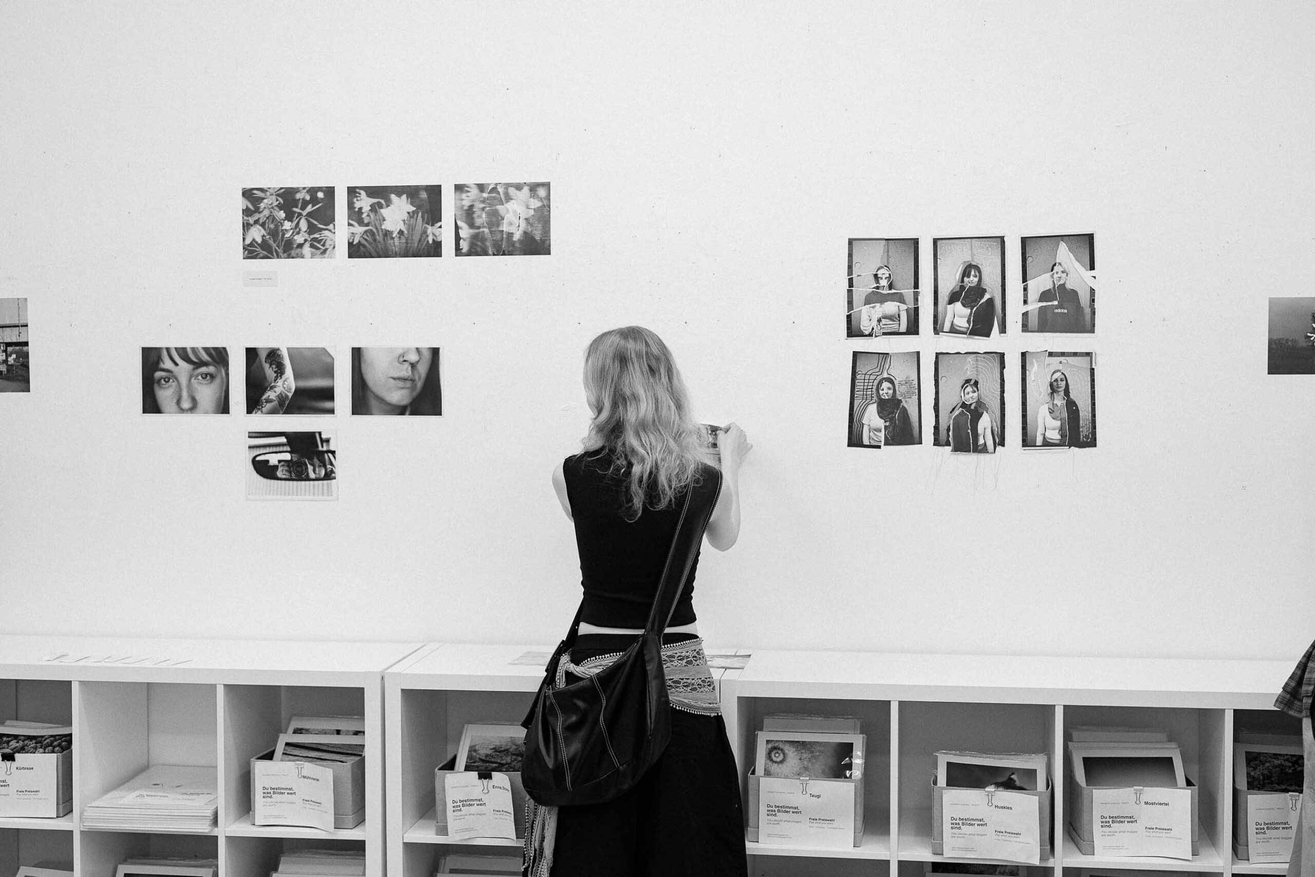 Luisa vor Bilderwand